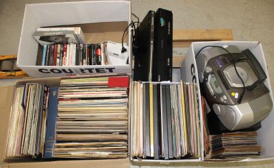 Lot de disques vinyles (33 et 45T) et DVD contenus dans 4 ca… - Photo 1