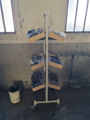 une photo d'un présentoir de vis et de boulons dans un bâtiment