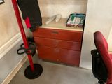 un bureau avec une chaise et un classeur dans un coin