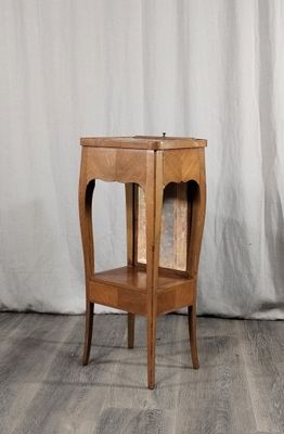 une petite table en bois surmontée d'un tiroir