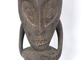 une statue représentant une tête d'extraterrestre posée sur un socle