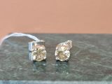 une paire de boucles d'oreilles posée sur une table