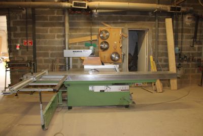 une image d'une machine qui se trouve dans un bâtiment
