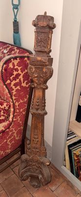 un grand poteau en bois posé devant un miroir