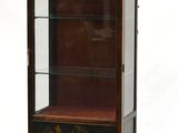 une vitrine avec une porte en verre et une étagère en bois
