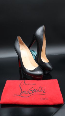 LOUBOUTIN : paire de styletto taille 37 en cuir avec dust bag 