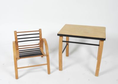 Bureau et chaise d'enfant en bois courbé et teinté noir.