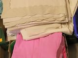 une boîte remplie de vêtements pliés posée par terre