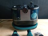 une photo d'une table sur laquelle sont posés un mixeur et d'autres objets