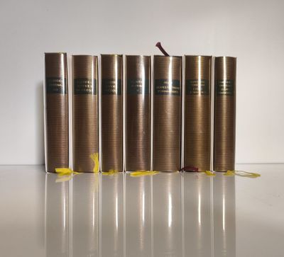 six livres sont alignés sur une table