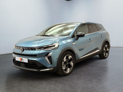 Le nouveau SUV Toyota C-HR est exposé dans un showroom