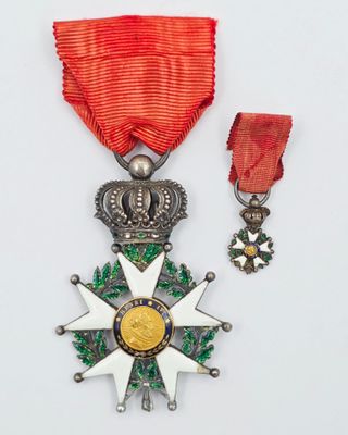 une image représentant une médaille et une médaille accompagnée d'un ruban rouge