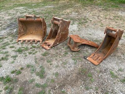 trois machines qui sont à l'abandon dans la poussière