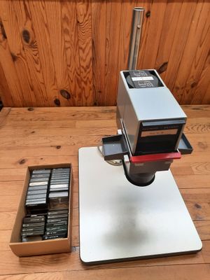 une machine posée sur une table en bois