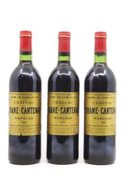 trois bouteilles de vin sont alignées sur une surface blanche