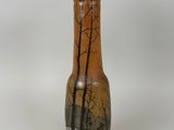 un vase en verre orné d'une peinture sur fond blanc