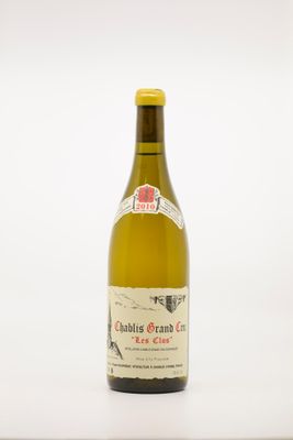 l'image d'une bouteille de vin posée sur une table