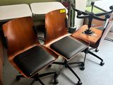 deux chaises et une table dans une pièce