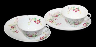 LIMOGES - Paire de DEJEUNERS en porcelaine à décor de fleurs…