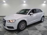 la voiture blanche est garée sur un carrelage à carreaux