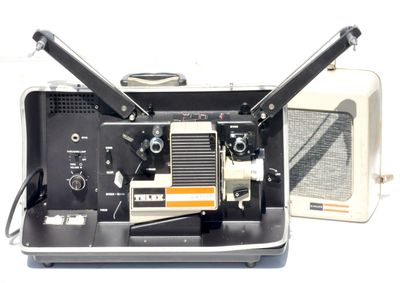 une photo en noir et blanc d'un vieux projecteur de cinéma