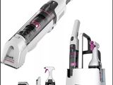 un gros plan d'un aspirateur et d'autres produits d'entretien sur fond blanc