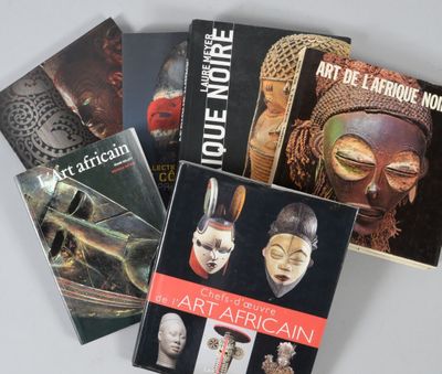 plusieurs livres consacrés à l'art et à l'artisanat africains posés sur une surface blanche