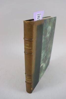 un livre posé sur une table