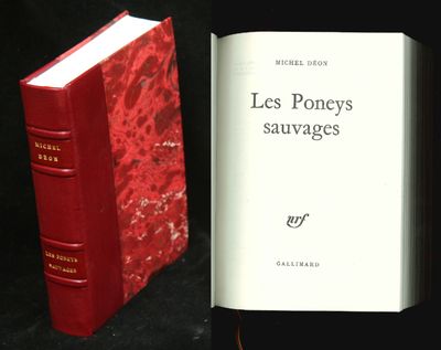 deux livres posés l'un à côté de l'autre sur une table