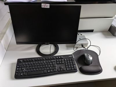 un écran d'ordinateur et un clavier posés sur un bureau, avec une souris