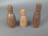 trois petites figurines en bois de formes et de tailles différentes