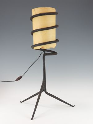 une image représentant une lampe posée sur un trépied