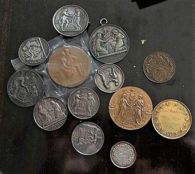 un lot de pièces de monnaie posées sur une table