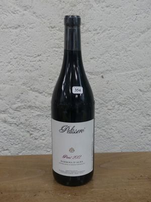 une bouteille de vin posée sur une table