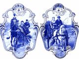 deux assiettes bleues et blanches sur lesquelles figure l'image d'un homme à cheval