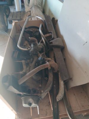 une boîte avec un tas d'outils à l'intérieur