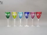 six verres à vin de couleurs différentes alignés les uns à côté des autres