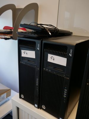 deux ordinateurs posés l'un sur l'autre sur un bureau