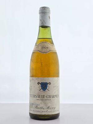 une bouteille de vin posée sur une table