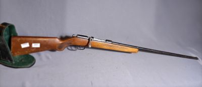 a picture of a rifle that is on a table