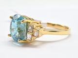 une photo d'une bague en topaze bleue sertie de deux diamants