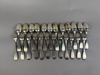 beaucoup de fourchettes et de cuillères sur la table