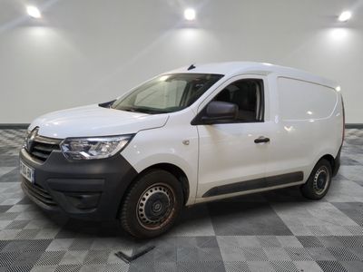 la camionnette blanche est garée sur un sol carrelé en damier