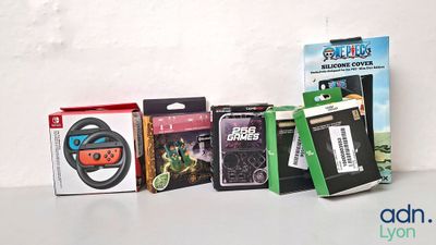 un grand nombre d'objets posés sur une table