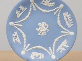 une assiette bleue ornée de motifs blancs, posée sur une table