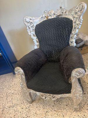 une chaise noire et argentée recouverte d'une couverture noire