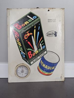 une photo d'un carton de sodas à côté d'une horloge