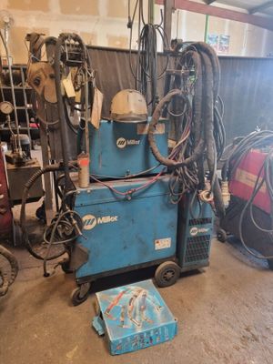 une machine qui se trouve dans un garage, à côté d'autres équipements