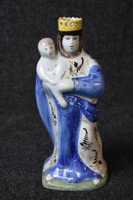 une figurine représentant une femme tenant un bébé dans ses bras