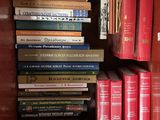 les nombreux livres qui se trouvent sur l'étagère dans la pièce